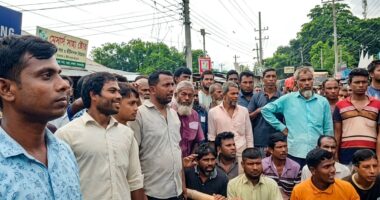 সার সংকটে লালমনিরহাটে মহাসড়ক অবরোধ, ইউএনওর আশ্বাসে প্রত্যাহার