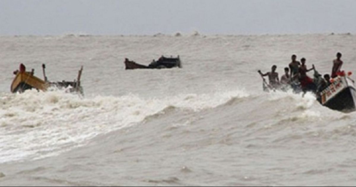 বৈরী আবহাওয়ায় হাতিয়ায় ডুবে গেছে ৩ মাছধরা ট্রলার, ৪৮ জেলে উদ্ধার