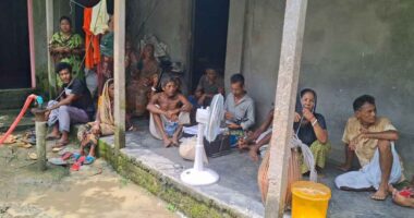 বাবার কেনা জমিতে মায়ের মরদেহ দাফনে বাধা, ১৯ ঘণ্টা পর খাস জমিতে দাফন