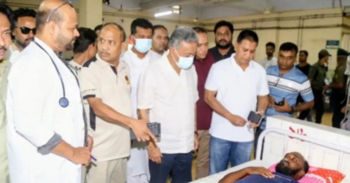 শিপইয়ার্ড দুর্ঘটনায় আহত-অসুস্থদের খোঁজ নিতে হাসপাতালে অর্থমন্ত্রী