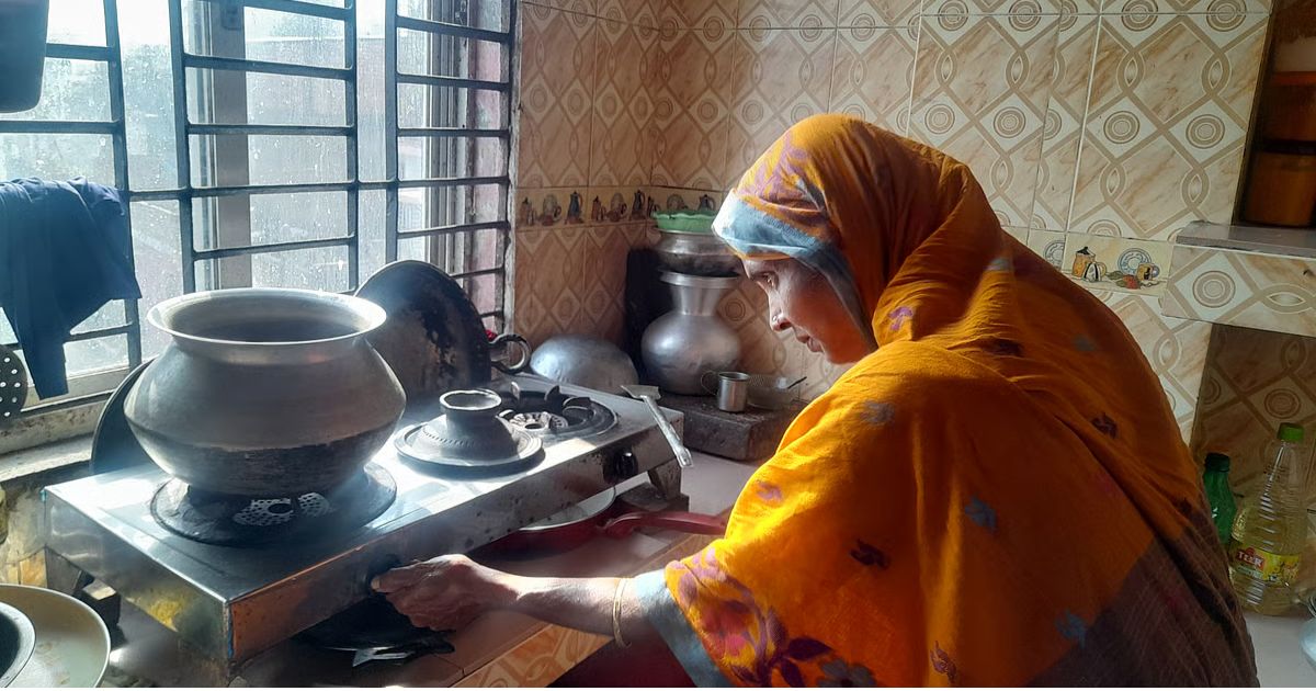 আবাসিক গ্রাহকদের বুকফাটা আর্তি: “গ্যাসের বিল দিচ্ছি, কিন্তু চুলা জ্বলছে না কেন?”