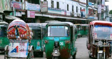 সিএনজিতে গ্যাস মিলছে না, বাড়ছে যাত্রীভাড়া