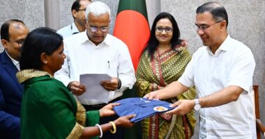 চা-শ্রমিকদের সুরক্ষায় ২০ হাজার রেইনকোট বিতরণ শুরু