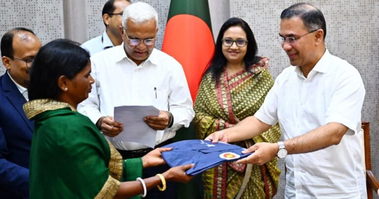 চা-শ্রমিকদের সুরক্ষায় ২০ হাজার রেইনকোট বিতরণ শুরু