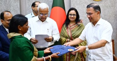 চা-শ্রমিকদের সুরক্ষায় ২০ হাজার রেইনকোট বিতরণ শুরু