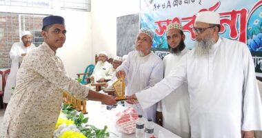 লালমোহনে দাখিলে A+ ও A প্রাপ্ত কৃতী শিক্ষার্থীদের সংবর্ধনা