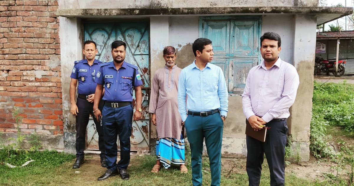 গুরুদাসপুরে সার বিক্রিতে অনিয়ম, ডিলারকে ৫০ হাজার টাকা জরিমানা