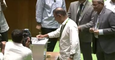 রাষ্ট্রপতি নির্বাচনে ভোট দিলেন প্রধানমন্ত্রী, ভারপ্রাপ্ত রাষ্ট্রপতি ও বিরোধীদলীয় নেতা