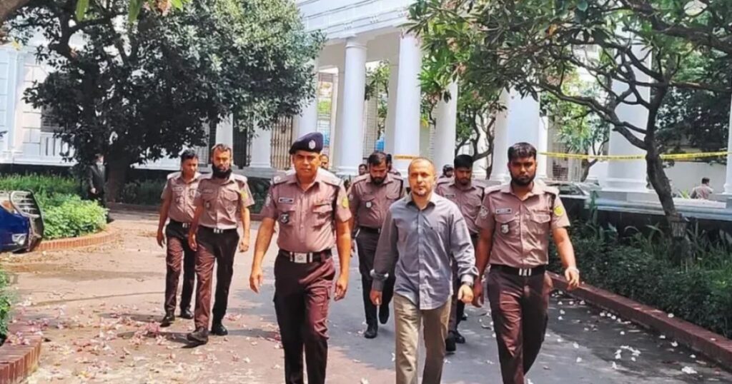 ‘সংসার চালাব, নাকি আইনজীবীর খরচ দেব’, ট্রাইব্যুনালে কান্নায় ভেঙে পড়লেন বিজিবির সাবেক কর্মকর্তা