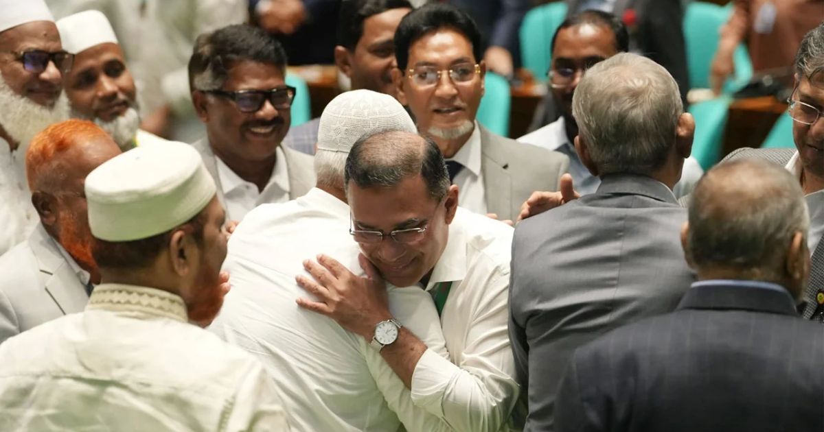 রাজনৈতিক বিরোধ ক্রমশ বাড়ছে, ঠিক তখনই রাজনীতির উত্তাপ ছাপিয়ে প্রধানমন্ত্রী-বিরোধীদলীয় নেতার কোলাকুলি