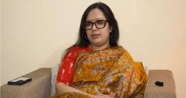 ‘দলের বাইরে ভোট দিলে তার সদস্যপদ বাতিল হবে,এ রকম প্রহসনের ভোট কেন আমি দেব’: রুমিন ফারহানা