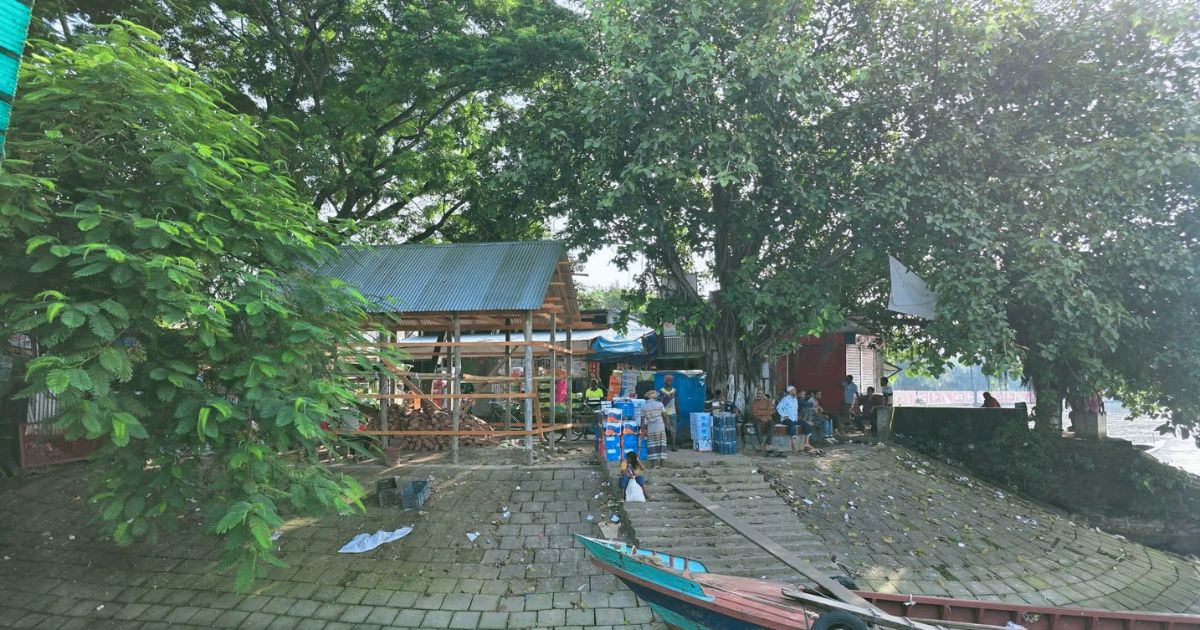 উচ্ছেদের পর আবারও দখল, মুন্সীগঞ্জ লঞ্চ টার্মিনাল সংলগ্ন সরকারি জায়গায় নির্মাণকাজ