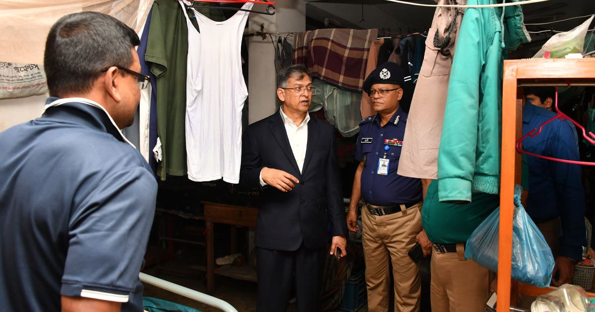 তেজগাঁও থানা আকস্মিক পরিদর্শন করেছেন স্বরাষ্ট্রমন্ত্রী