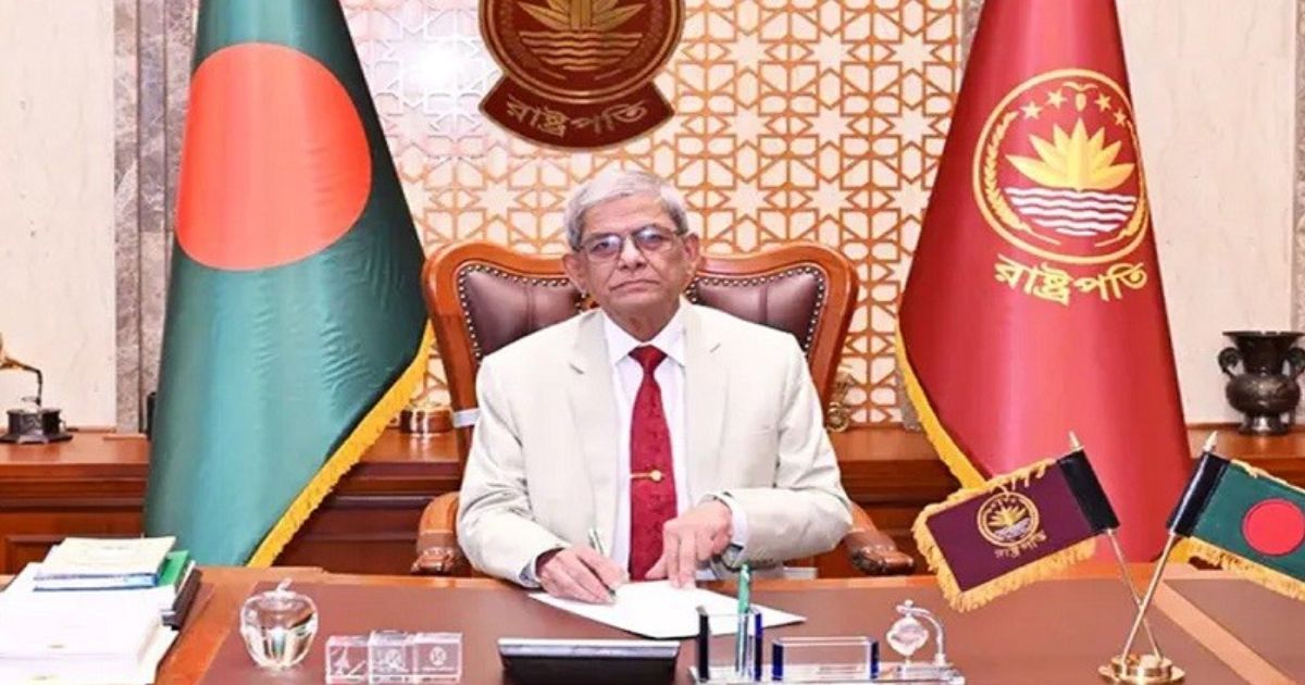 বঙ্গভবনে অফিস শুরুর প্রথম দিনে নবনির্বাচিত রাষ্ট্রপতির কার্যক্রম শুরু,দাপ্তরিক নথি ও পরিদর্শন বইতে স্বাক্ষর