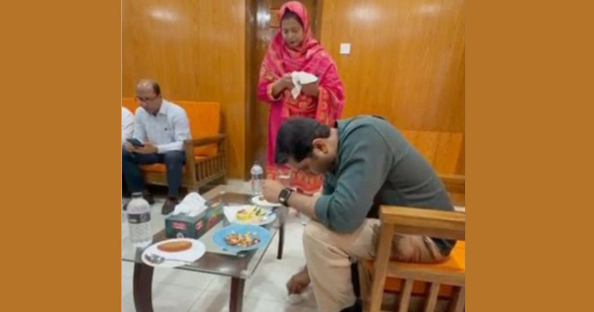 মেঝেতে পড়ে যাওয়া খাবার নিজেই পরিষ্কার করলেন ববি হাজ্জাজ