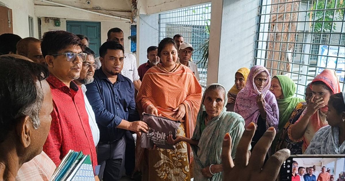 শাহজাদপুরে পরিচ্ছন্ন কর্মীদের মাঝে রেইন কোর্ট বিতরণ করলেন ইউএনও