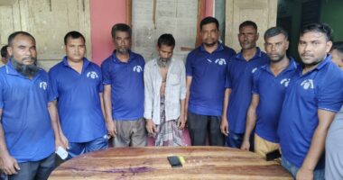 ১ নং ভোগডাবুরীর গ্রাম পুলিশদের হাতে মাদক কারবারি আটক
