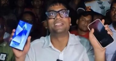 আমার দুই ফোনেই চার্জ আছে, মানে বিদ্যুতের ঘাটতি কম,বর্তমানে এলাকায় বিদ্যুতের আহামরি কোনো সংকট নেই: নয়ন