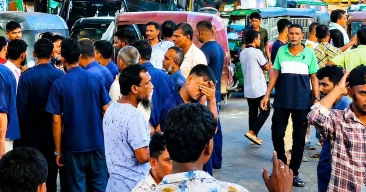 চট্টগ্রামে গ্যাস না পেয়ে সিএনজি অটোরিকশা চালকদের সড়ক অবরোধ 