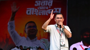 পেছনে বসে ফ্যানের বাতাস খাচ্ছে আর হারিকেন সামনে নিয়ে বলছে,‘বিদ্যুৎ চাই-বিদ্যুৎ চাই’: প্রধানমন্ত্রী