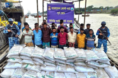 মিয়ানমারে পাচারকালে ৪৫০ বস্তা সারসহ ২৩ পাচারকারী আটক