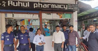 হাসপাতাল গেটে অভিযান, অনুমোদনহীন ওষুধসহ রুহুল ফার্মেসিকে জরিমানা