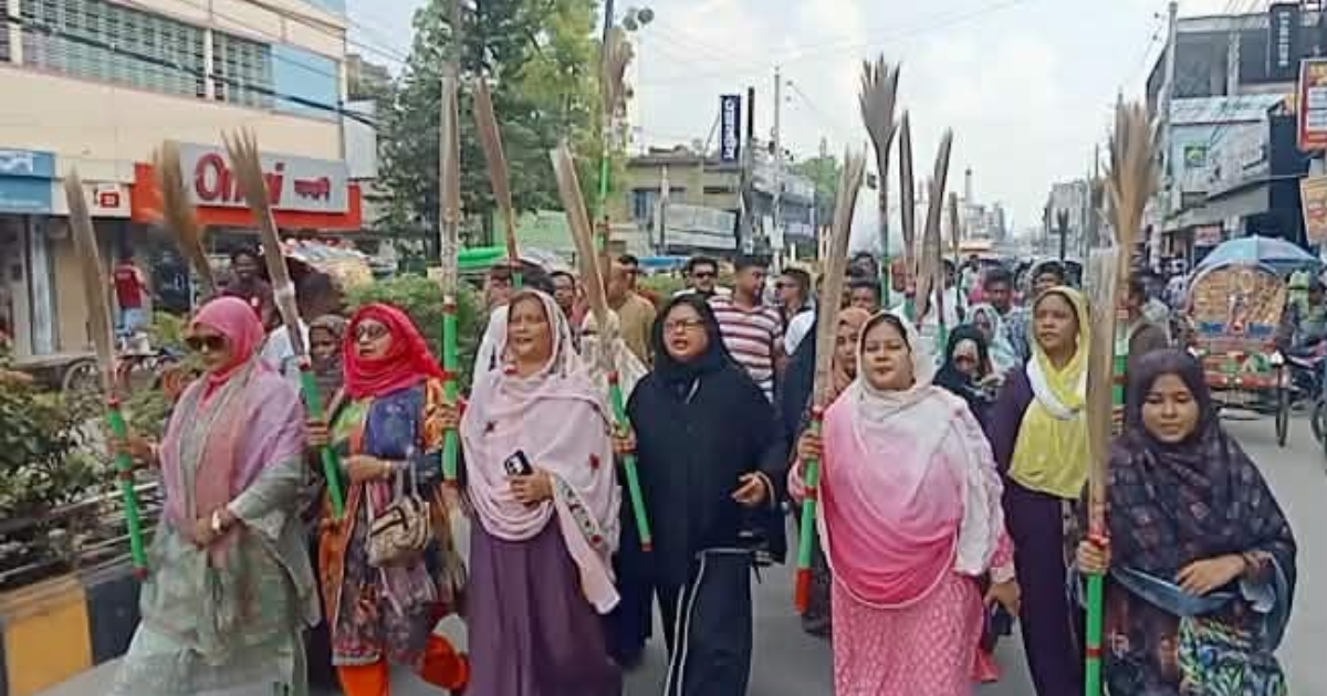 আমীর হামজার বক্তব্যের প্রতিবাদে কুষ্টিয়ায় মহিলা দলের ঝাড়ু মিছিল