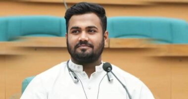 বাথরুমে যাওয়ার কথা বলে করিডরে প্রশ্নের উত্তর খুঁজছিলেন ডাকসু নেতা
