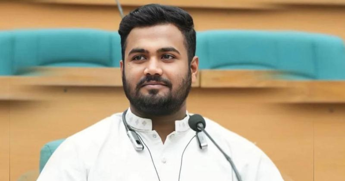 বাথরুমে যাওয়ার কথা বলে করিডরে প্রশ্নের উত্তর খুঁজছিলেন ডাকসু নেতা
