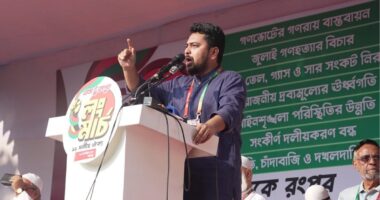 'ব্যানার-ফেস্টুন ছিঁড়ে ফেলে এই লং মার্চের গণজোয়ার বন্ধ করা সম্ভব হবে না,সকল দফা এক দফায় আসবে’: নাহিদ ইসলাম