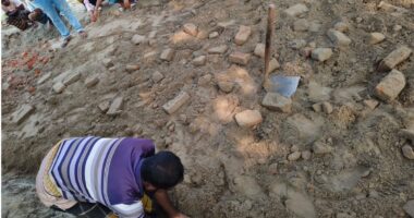 আট কোটির সড়ক নির্মাণে মাটি মেশানো বালু ও আধলা ইট, ভিডিও ছড়িয়ে কাজ বন্ধ