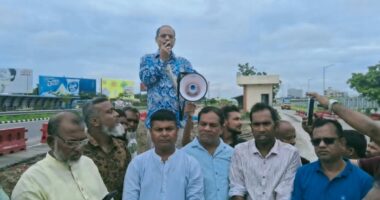 পদ্মা সেতুর টোল প্লাজায় নেতাকর্মীদের নিয়ে এমপি আব্দুস সালাম আজাদের অবস্থান