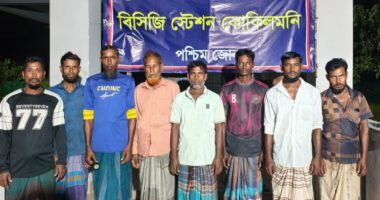 গভীর সমুদ্রে ইঞ্জিন বিকল, ৮ জেলেকে জীবিত উদ্ধার করল কোস্ট গার্ড