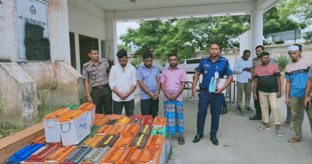 গ্যারেজে ঢুকে পাহারাদারকে বেঁধে লুট, ৯৫ ব্যাটারিসহ গ্রেপ্তার ৩