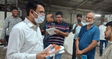 মধ্যরাতে হঠাৎ ছাপাখানায় শিক্ষামন্ত্রী,যাচাই করলেন বইয়ের মান