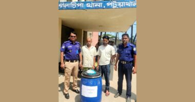 ১৩৫ লিটার চোলাই মদ ও গাঁজাসহ পিতা-পুত্র গ্রেপ্তার