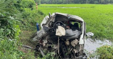 গুরুদাসপুরে ট্রাক-অ্যাম্বুলেন্সের মুখোমুখি সংঘর্ষ, আহত ৮