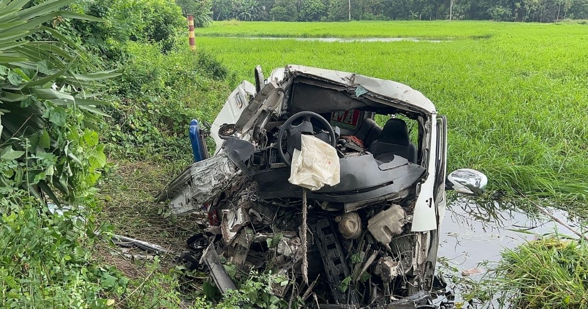 গুরুদাসপুরে ট্রাক-অ্যাম্বুলেন্সের মুখোমুখি সংঘর্ষ, আহত ৮
