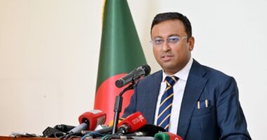 আ.লীগ নেতাদের নিয়ে আয়োজিত অনুষ্ঠান পুলিশের হস্তক্ষেপে বাতিল হওয়াকে ঢাকা ইতিবাচক হিসেবে দেখছে: হুমায়ুন কবির
