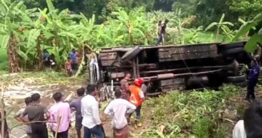 গোপালগঞ্জে নিয়ন্ত্রণ হারিয়ে যাত্রীবাহী বাস খাদে পড়ে নিহত ৩, আহত অন্তত ৩০