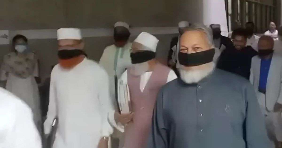 সংসদ থেকে ওয়াকআউটের পর মুখে কাপড় বেঁধে বের হলেন বিরোধীদলের নেতারা