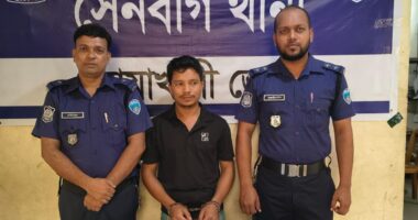 অস্ত্রসদৃশ রিভলবার ও ধারালো অস্ত্রসহ যুবক গ্রেপ্তার