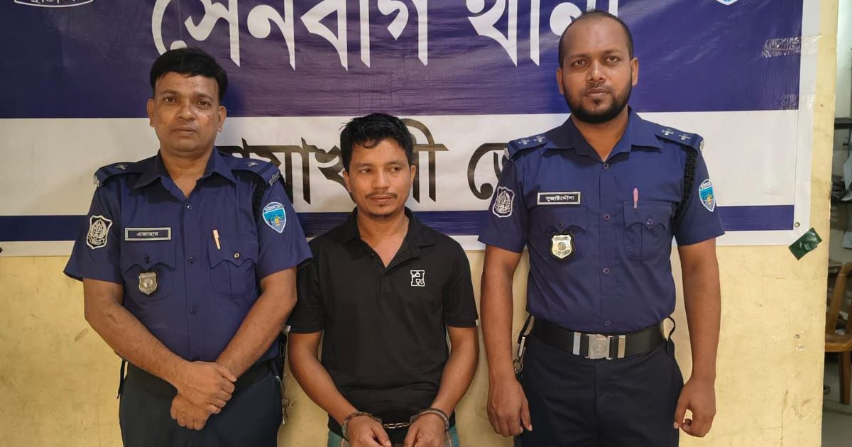 অস্ত্রসদৃশ রিভলবার ও ধারালো অস্ত্রসহ যুবক গ্রেপ্তার