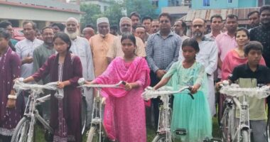 ঘাটাইলে শিক্ষার্থী ও সুবিধাবঞ্চিতদের বাইসাইকেল, সেলাই মেশিন ও শিক্ষাবৃত্তি বিতরণ