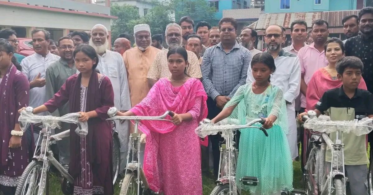 ঘাটাইলে শিক্ষার্থী ও সুবিধাবঞ্চিতদের বাইসাইকেল, সেলাই মেশিন ও শিক্ষাবৃত্তি বিতরণ