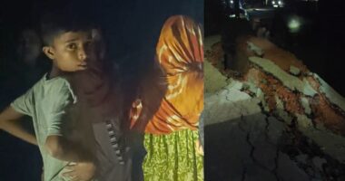 হঠাৎ বেড়িবাঁধ-সড়ক নদীতে বিলীন, আতঙ্কে নিরাপদ আশ্রয়ে ছুটছে মানুষ