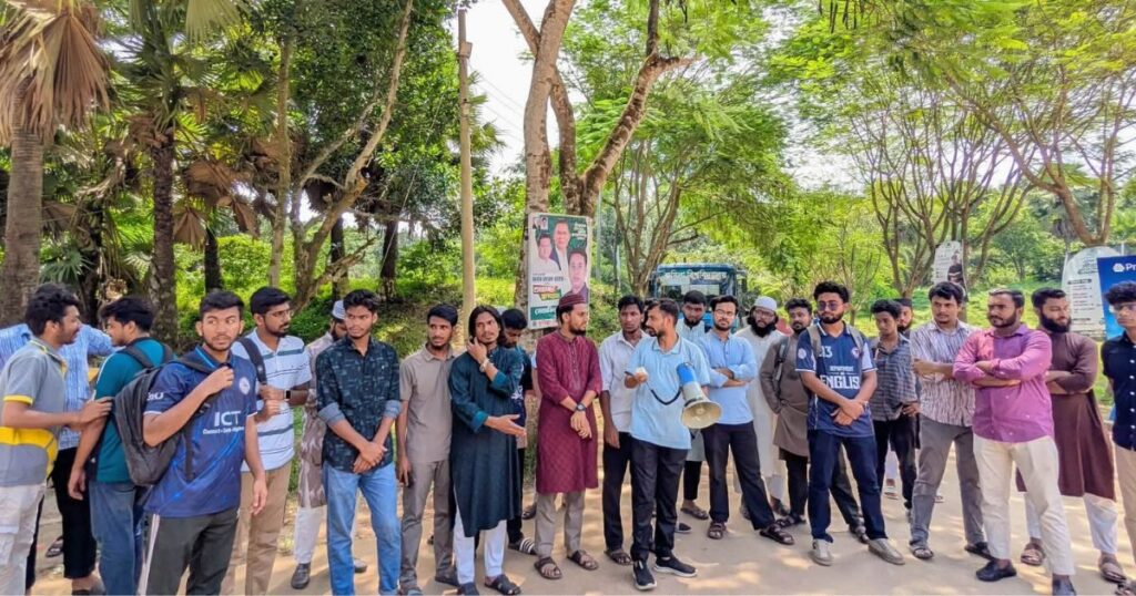 ভাইভার নামে দলীয়করণ মানি না’, কুবিতে শিক্ষার্থীদের মানববন্ধন