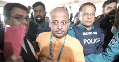 ৫ ঘণ্টার জন্য প্যারোলে মুক্তি পেলেন চিন্ময় দাস
