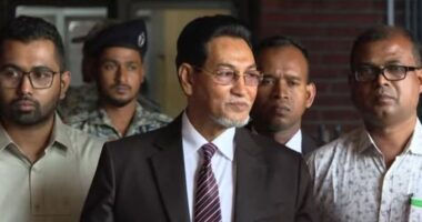 পবিত্র ওমরাহ পালনের উদ্দেশ্যে ঢাকা ছাড়লেন চিফ হুইপ