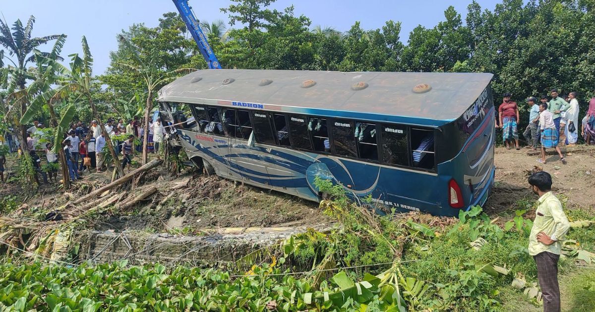 সুবর্ণচরে ফিটনেসবিহীন বেপরোয়া গতির বাঁধন বাস উল্টে আহত ১২